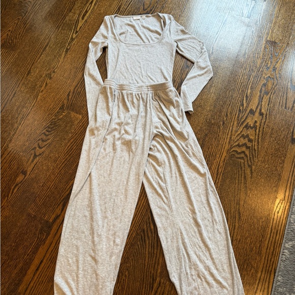 Gray Long Sleeve top and pants from aritzia in a size medium - Picture 3 of 7